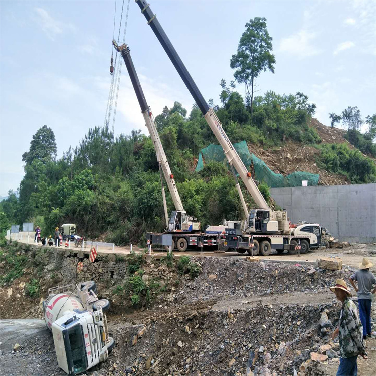 郏县汽车掉沟里叫吊车救援要多少钱